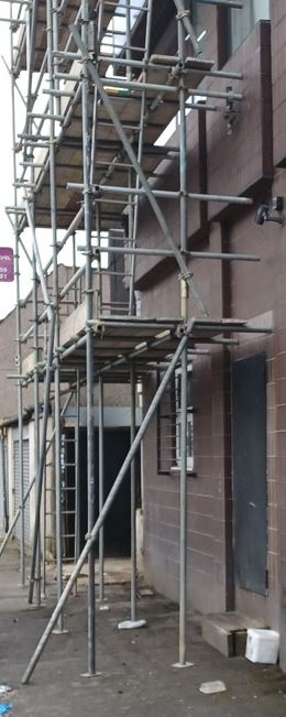 Scaffolding on the pavement without a valid licence